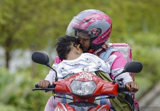 Memilukan, Kisah Ojol Antar Makanan Sambil Asuh Anaknya yang Tunanetra