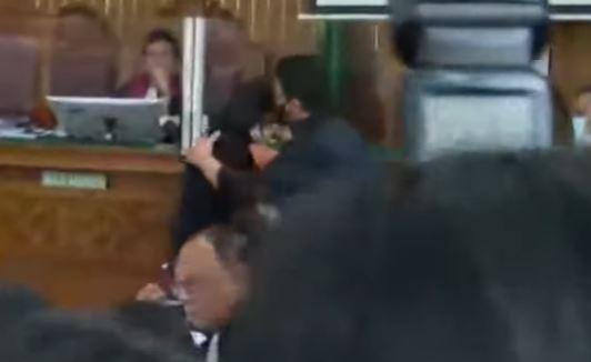 Putri Candrawathi Salim dan Peluk Sambo di Hadapan Majelis Hakim