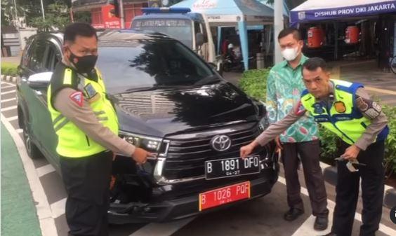 Polisi Tindak Mobil Dinas yang Gunakan Pelat Palsu Demi Hindari Ganjil Genap