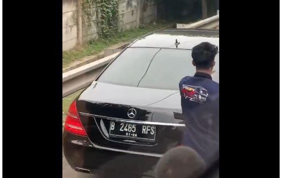 Aksi Koboi Sopir Mobil Pelat 'RFS' Acungkan Pistol saat Ribut-ribut di Pinggir Tol