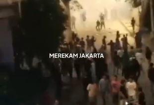 Ngeri! Petasan, Batu dan Botol Melayang Akibat Tawuran Lagi di Manggarai