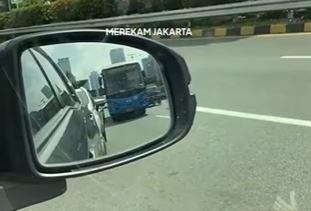 Bus TransJakarta 'Nyerobot' Antrean Keluar Tol Bikin Pengguna Jalan Kesal!