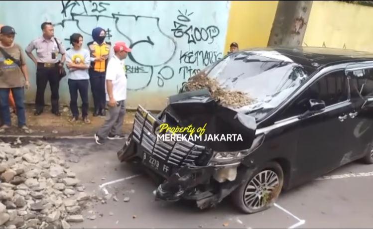 Satu Unit Alphard Remuk Tertimpa Truk Muatan Batu di Jalan Sagu Jaksel