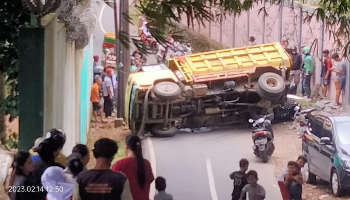 Gagal Nanjak, Truk Batu Terguling di Jalan Sagu Jaksel