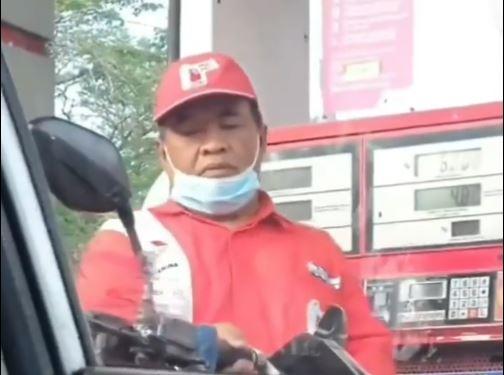 Viral! Petugas SPBU Disebut Mirip Hotman Paris