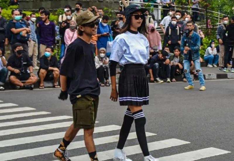 Polisi Larang Remaja 'SCBD' Catwalk di Zebra Cross Dukuh Atas