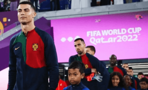 Keren! Ronaldo Gandeng Bocah Indonesia saat Laga Portugal Vs Ghana