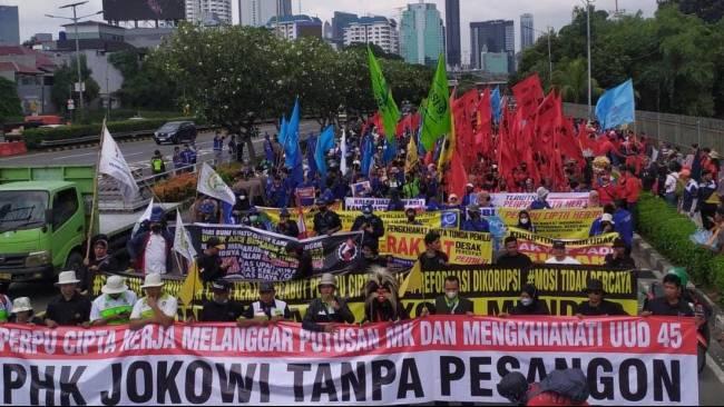 Demo Perppu Ciptaker Depan DPR, Lalin Kendaraan Dialihkan ke Jalur Bus TransJakarta