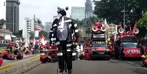Massa Gebrak Bawa Replika Tikus Berdasi dan Kitab UU Omnibus Law