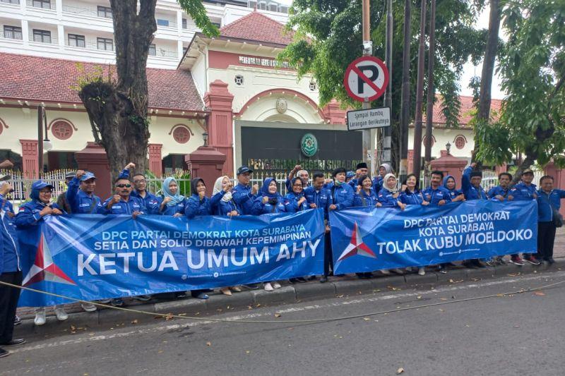 Ratusan Kader Demokrat Demo di PN Surabaya soal Kubu Moeldoko cs pada Kasus Kudeta Partai