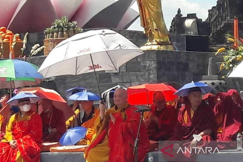 Detik-detik Tri Suci Waisak 2566 di Pelataran Candi Borobudur
