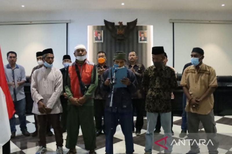 Pengikut Khilafatul Muslimin Karawang Deklarasi Setia NKRI