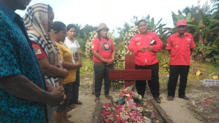Makam Yosua Didatangi dan Didoakan Keluarga jelang Vonis Sambo Cs
