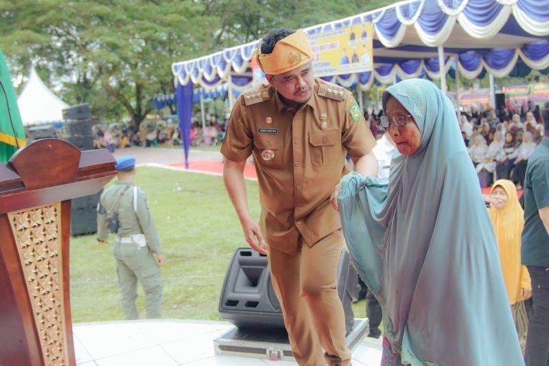 Beri Modal Usaha 5.000 Warga Langkat, Menantu Jokowi Didoakan jadi Gubernur