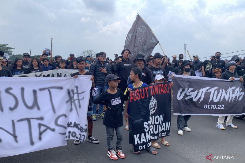 Usut Tuntas Tragedi Kanjuruhan, Aremania Gelar Aksi Solidaritas di Sejumlah Titik di Kota Malang