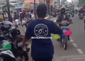 Viral! The Power of Emak-emak, Bubarkan Tawuran Pelajar Pakai Sapu Ijuk, Netizen Angkat Jempol