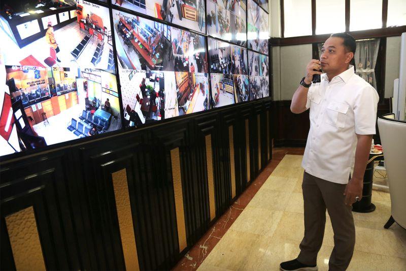 Kepergok via CCTV, Pegawai Pemkot Kena Tegur Walkot Surabaya gegara Asyik Main HP saat Sibuk Kerja
