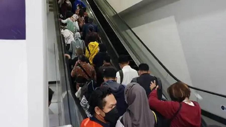 Duh! Pengguna KRL Ngaku Kelelahan gegara Eskalator Peron 11 Stasiun Manggarai Sering Mati