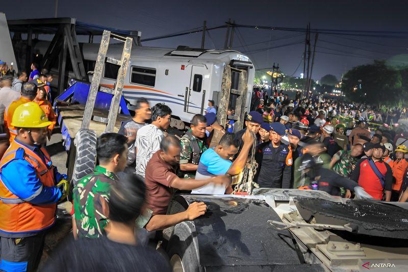 Imbas Kecelakaan Kereta Hantam Truk di Semarang, 2 KA Tujuan Daop 8 Alami Keterlambatan