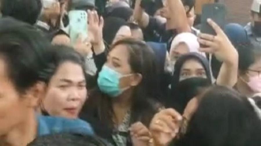 Emak-emak Sesaki PN Jaksel, Rebutan Nonton Vonis Eliezer