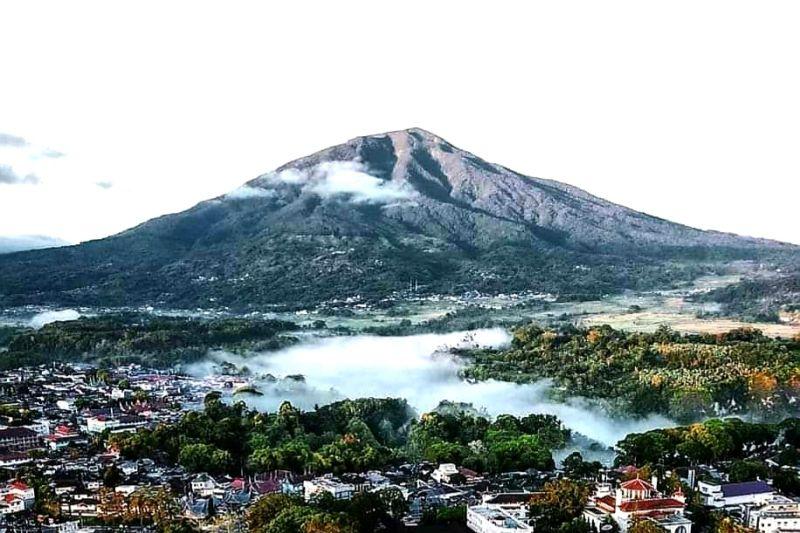 Gunung Marapi Erupsi Semburkan Abu Setinggi 300 Meter, Jalur Pendakian Ditutup