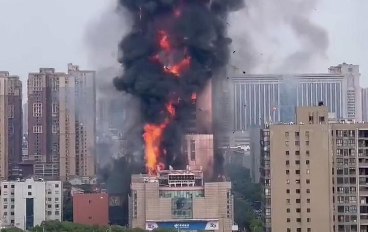 Gedung Pencakar Langit 42 Lantai di China Terbakar Dahsyat!
