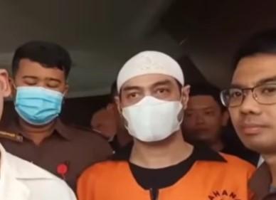 Ferry Irawan Dibully Netizen Pakai Peci dan Rompi Oren, Netizen: Biar Disangka Udah Tobat?