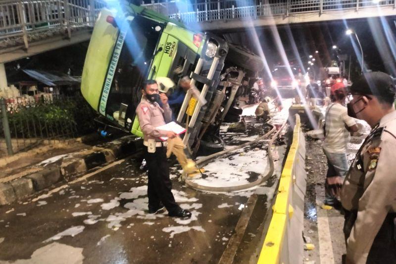 Brukk! Truk Kontainer Tabrak Pembatas Jalan TransJakarta di Cempaka Putih