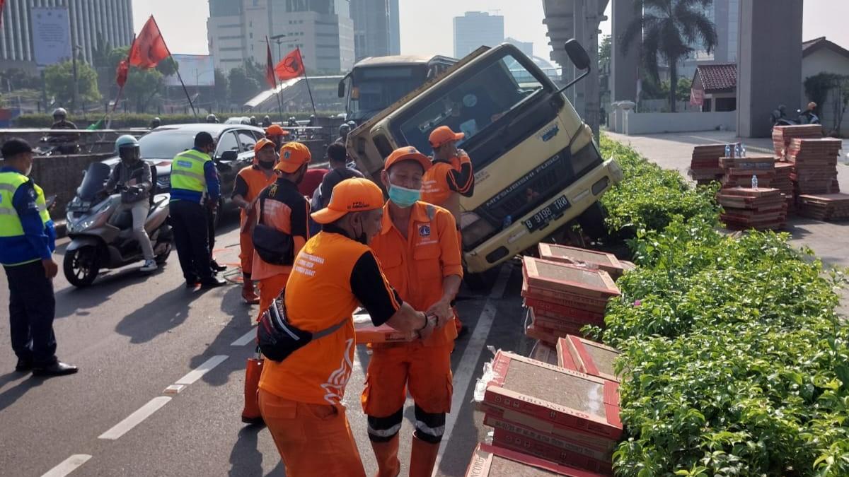 Arus Lalin Gatsu ke Cawang Macet Parah gegara Laka Truk