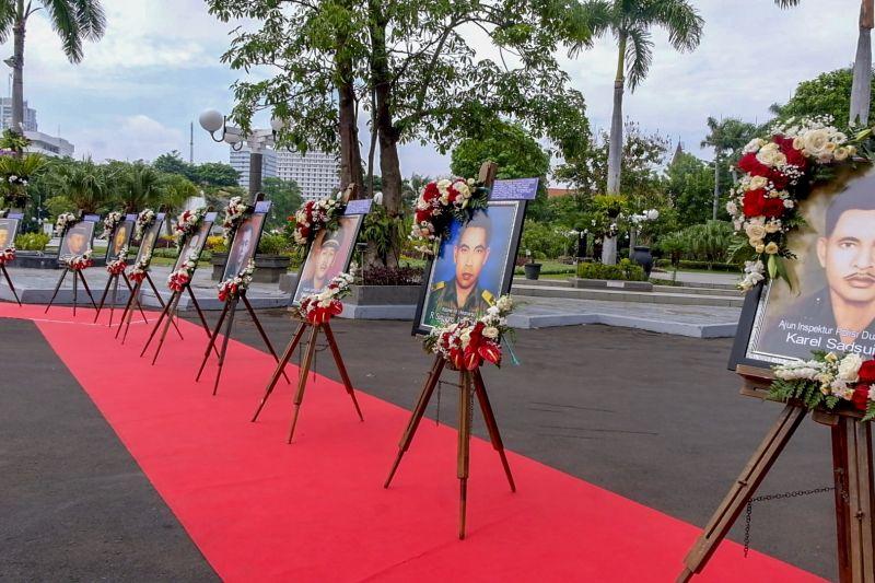 Memperingati Hari Kesaktian Pancasila, Foto-foto Pahlawan Terpampang di Taman Surya Surabaya