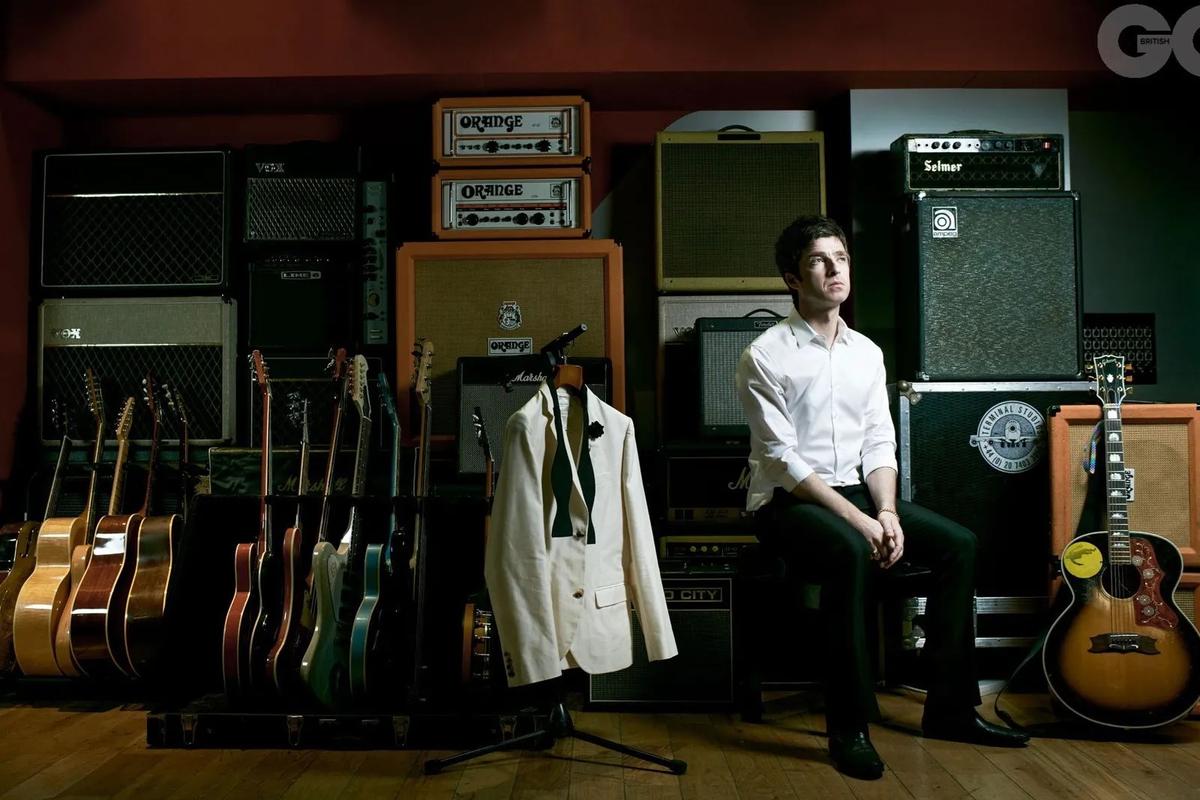 Gitar yang Hancur saat Oasis Bubar Dilelang Rp5,9 Miliar