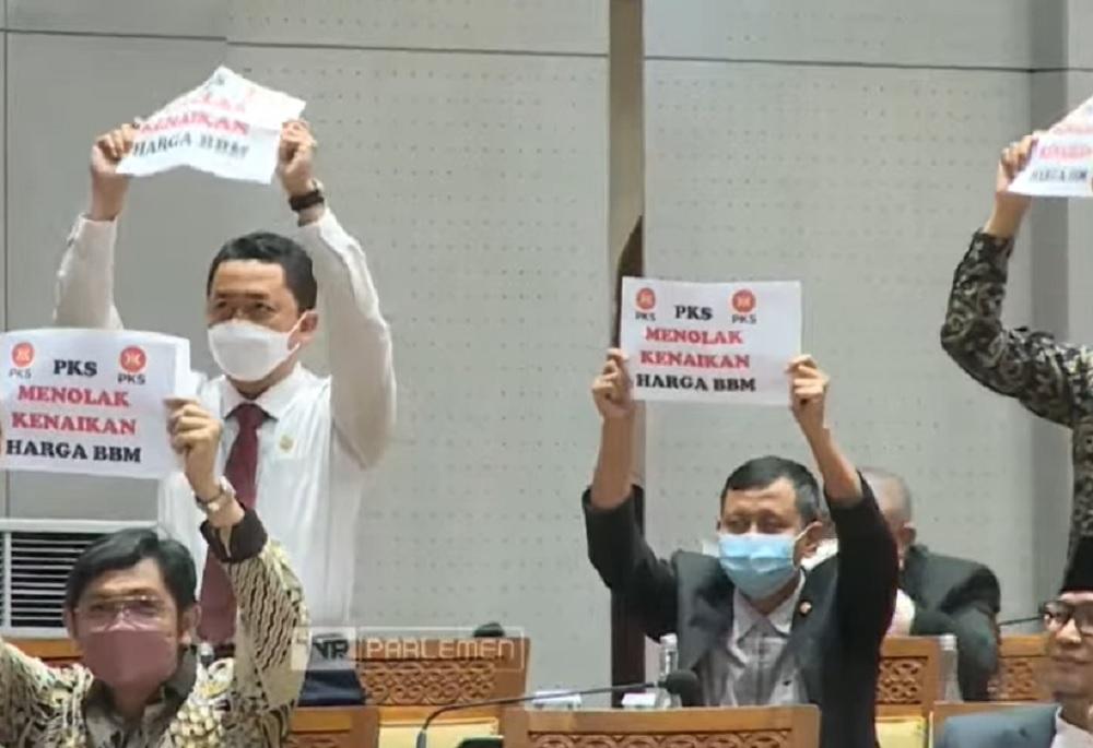 PKS Walk Out dari Rapat Paripurna DPR RI sambil Teriak Tolak Kenaikan Harga BBM
