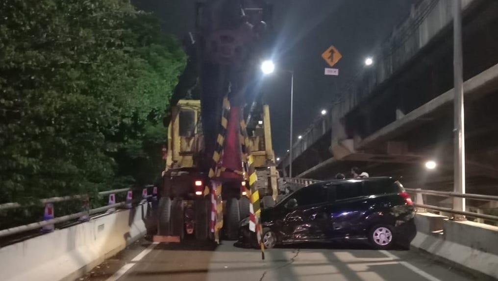 Gak Kuat Nanjak, Truk Trailer di Tol Cempaka Putih Mundur dan Tabrak 3 Mobil