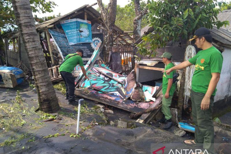 Belasan Rumah di Sukabumi Rusak Berat usai Terkena Gelombang Tinggi Laut Selatan
