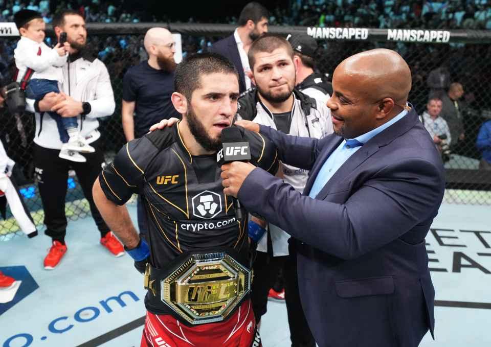 Kalahkan Charles Oliviera, Islam Makhachev Persembahkan Gelar Juara untuk Khabib dan Ayahnya