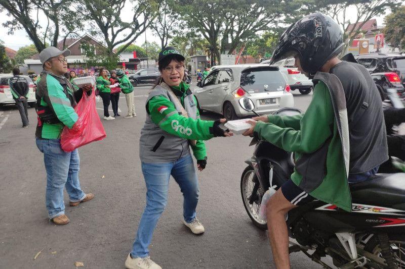 Salut! Ratusan Mitra Grab Malang Bagikan Takjil di Jalanan