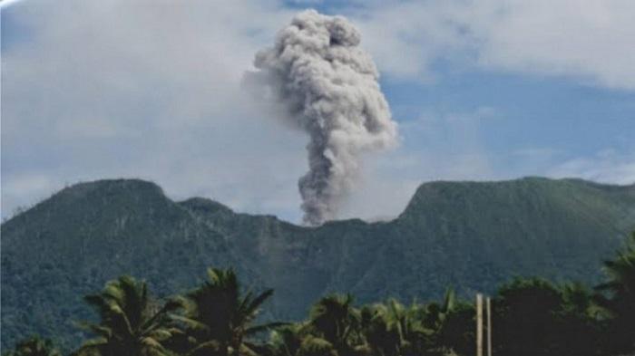 Gunung Ibu Erupsi Setinggi 600 Meter Arah Barat
