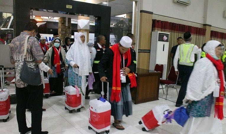 Ratusan Jemaah Haji Kloter 1 Debarkasi Solo Tiba di Indonesia