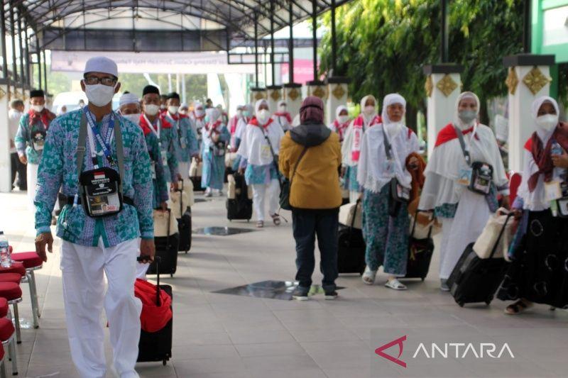 Calhaj asal Surabaya Susul Suami ke Tanah Suci usai Isolasi Mandiri 2 Pekan