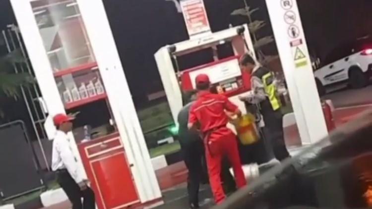 Waduh! Viral Bensin Tumpah dari Mesin Pengisian SPBU, Netizen: Akibat Ngeprank Harga Pertalite!