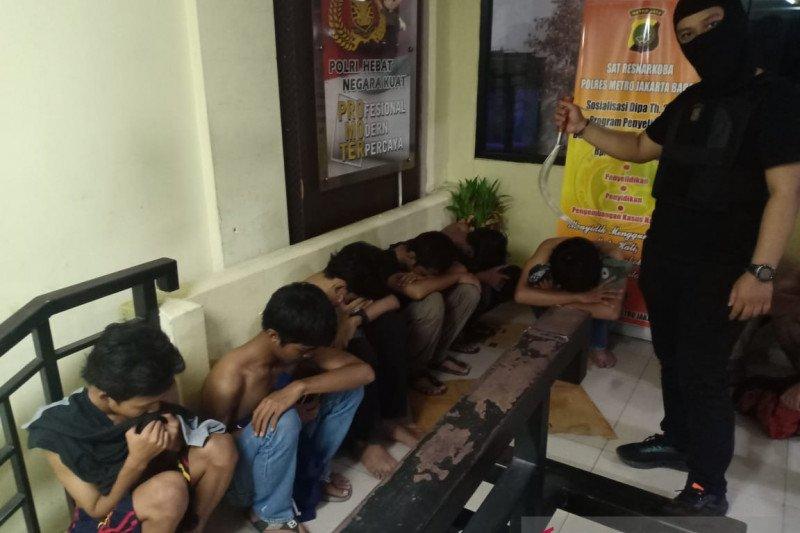 Polrestro Jaktim Ringkus 14 Anggota Gangster hendak Tawuran, Senjata Tajam hingga Motor Disita