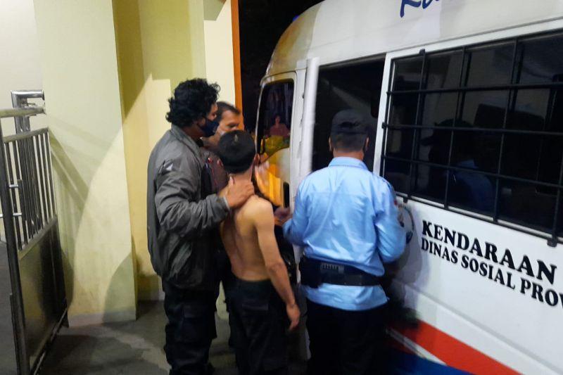 Polisi Tangkap ODGJ yang Ngaku sebagai Aparat sambil Todongkan Pisau di Condet