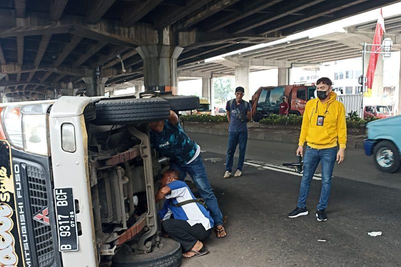 Hindari Sepeda Motor, Truk Pengangkut Ikan Terguling di Jatinegara