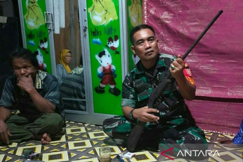 Warga Kutai Timur Serahkan Senjata Api Rakitan yang Ditemukan Saat Memancing ke Anggota TNI