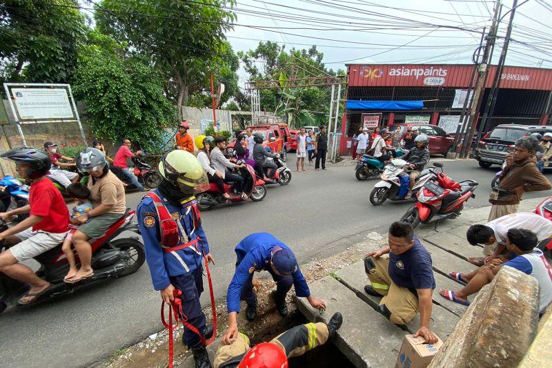 Kepergok Korban, Maling Ponsel di Cijantung Masuk Gorong-gorong, Damkar Turun Tangan