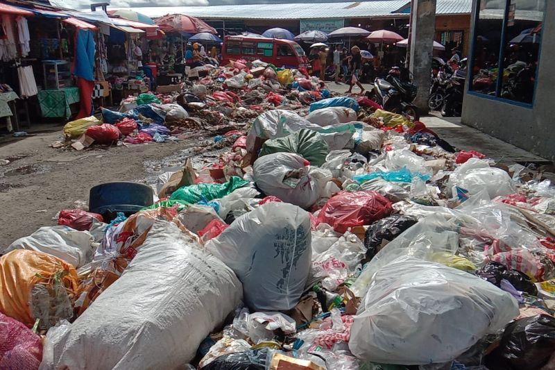 Duh! Sampah Dimana-mana, Pemkot Ambon Kaji Penerapan Sanksi Bagi Pembuang Sampah Sembarangan