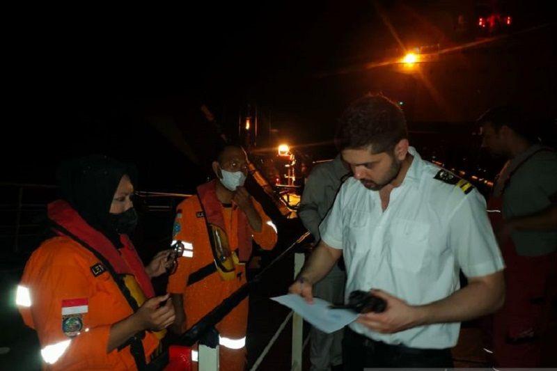 Kapal Dihantam Ombak Besar, Tim SAR Evakuasi Tiga Nelayan yang Terombang-ambing di Selat Malaka