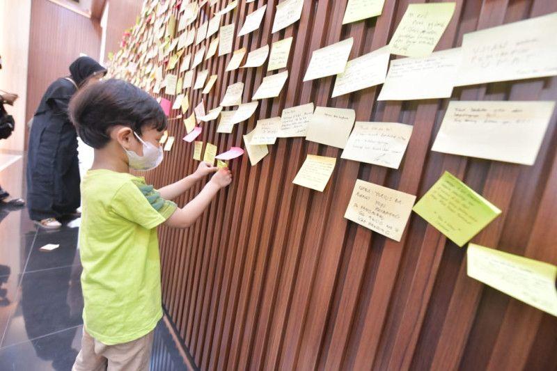 Ribuan Warga Datangi Gedung Pakuan Tuliskan Doa untuk Eril di Kertas Warna-warni