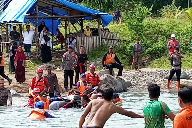 Dua Pelajar Padang Terseret Arus Sungai Ditemukan Meninggal Dunia, Satu Masih Hilang