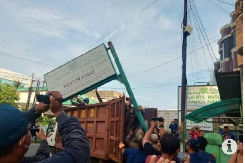 Aparat Gabungan Copot Pelang Khilafatul Muslimin di Bandar Lampung